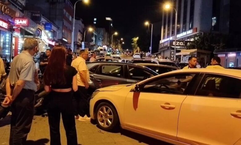 İstanbul Ataşehir'de direksiyon hakimiyetini kaybeden alkollü sürücüye meydan dayağı atıldı.