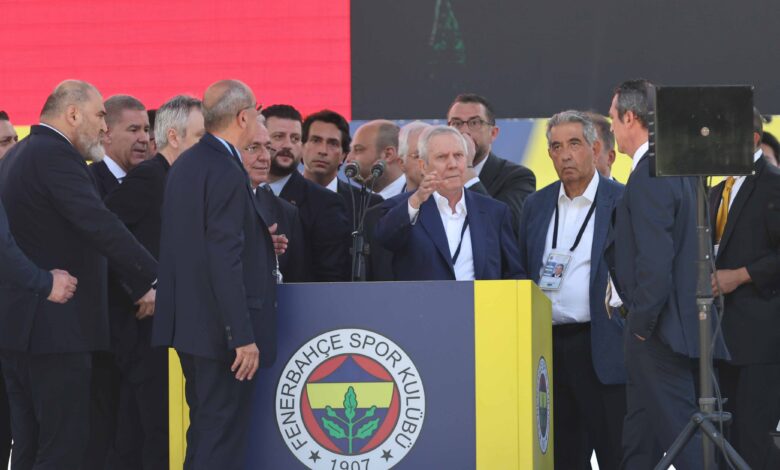 Aziz Yıldırım genel kurulu terk etti 1 Fenerbahçe Başkan Adayı Aziz Yıldırım genel kurulda yapılan divan başkanlığı seçimini gayri demokratik bulduğunu belirterek kurulu terk etti.