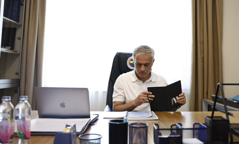 Jose Mourinho'dan Aziz Yıldırım cevabı: Fenerbahçe'ye gelmek için kimseden izin almadım 1 Fenerbahçe ile sözleşme imzalayan dünyaca ünlü teknik direktör Jose Mourinho önemli açıklamalarda bulundu.