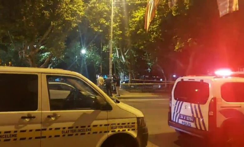 Kadıköy'de, bir şahıs tartıştığı kişi tarafından sokak ortasında bıçaklı saldırıya uğradı.