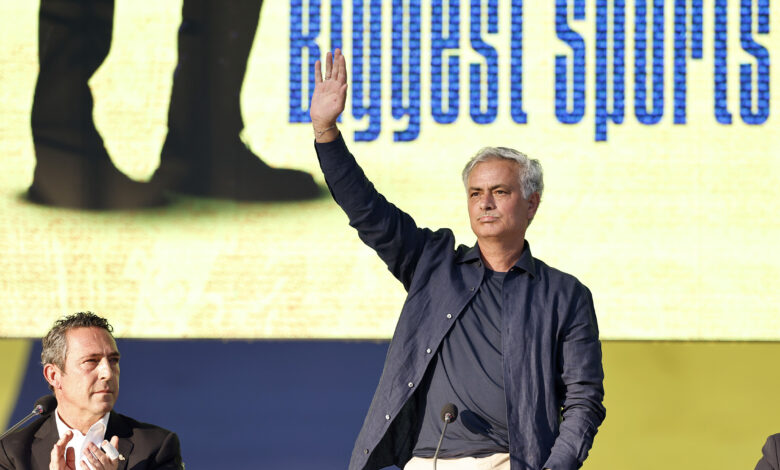 Ve Jose Mourinho resmen Fenerbahçe'de 1 Fenerbahçe'de başkanlık seçimi öncesi hem Ali Koç hem de Aziz Yıldırım'ın listesinde ilk sırada yer alan Jose Mourinho imzayı attı.