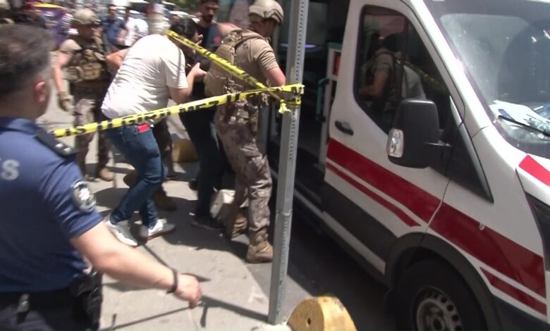 Kadıköy'de rehine krizi yaşandı. Elindeki cam parçasıyla kuruyemiş dükkanına giren bir şahıs, dükkan sahibini rehin aldı.