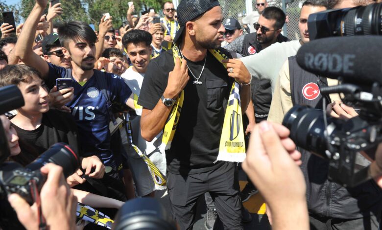 Fenerbahçe'nin yeni golcüsü Youssef En-Nesyri İstanbul'da 1 Fenerbahçe yeni golcüsünü buldu. Sarı-lacivertlilerin anlaşmaya vardığı Youssef En-Nesyri İstanbul'a geldi.