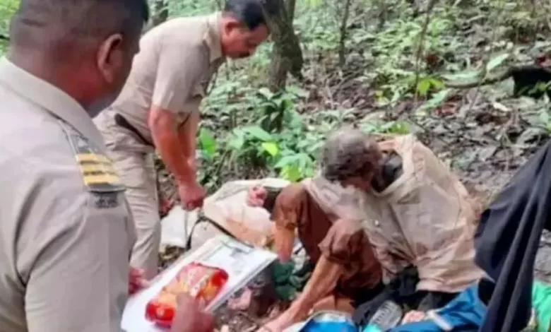 ABD'li kadın Hindistan'da bir ağaca zincirlenmiş halde bulundu 1 abdli kadin hindistanda bulundu