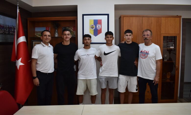 Altınordu’nun 4 genci Fenerbahçe’de 1 Fenerbahçe, Altınordu Akademi’de forma giyen Muharrem Cizgili, Berkay İşcan, Metehan Kurt ve Fırat Başkaya'yı renklerine bağladı.