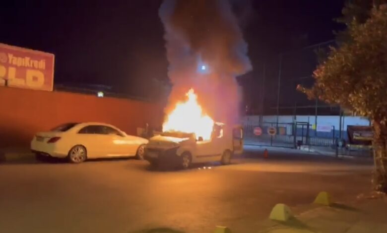 Kadıköy'de seyir halindeki araç alev alev yandı 1 Kadıköy'de, iddiaya göre seyir halindeki hafif ticari araçla taşınan skuter bataryaları alev aldı. Kısa sürede büyüyen alevler ticari aracı sardı.