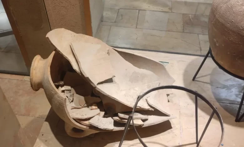 İsrail'de bir müzeyi ziyaret eden dört yaşındaki bir çocuk, 3 bin 500 yıllık bir vazoyu kazara parçaladı.