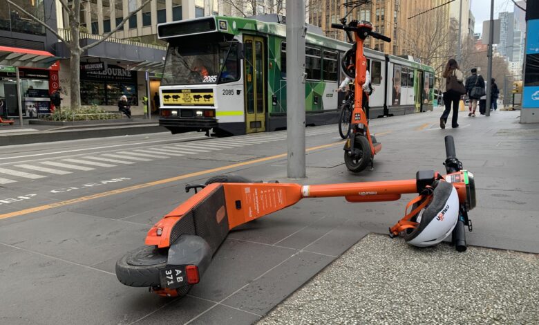 Melbourne'de elektrikli skuterler yasaklandı 1 Avustralya'nın Melbourne kentinde güvenlik sebebiyle elektrikli skuterler yasaklandı.