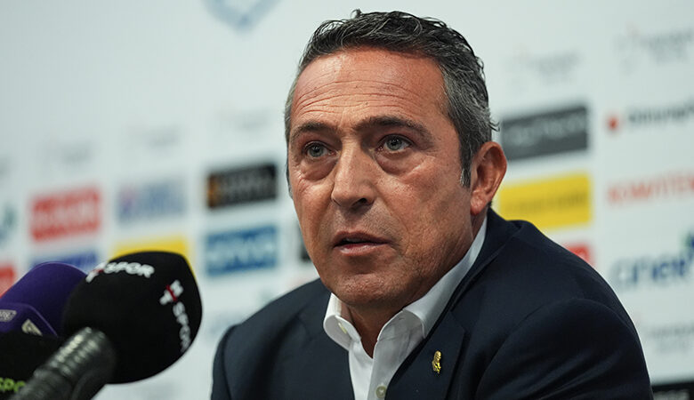 Fenerbahçe Başkanı Ali Koç'un soyunma odasına indiği ileri sürüldü. Konuyla ilgili Koç'tan açıklama geldi.
