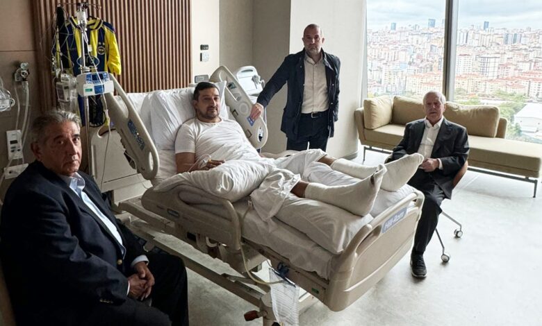 Aziz Yıldırım, Serhat Akın'ı ziyaret etti 1 Geçtiğimiz günlerde silahlı saldırıya uğrayan Fenerbahçeli eski futbolcu Serhat Akın'ı Aziz Yıldırım ziyaret etti.
