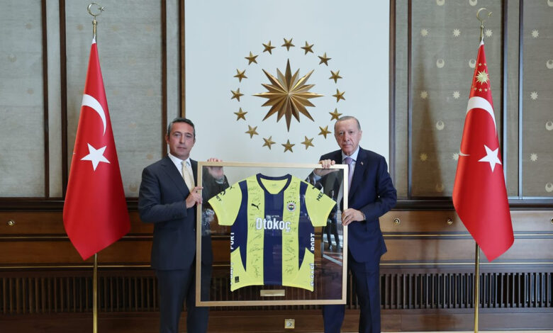 Cumhurbaşkanı Erdoğan, Fenerbahçe yönetimini kabul etti 1 Cumhurbaşkanı Recep Tayyip Erdoğan, Fenerbahçe Kulübü Başkanı Ali Koç ve beraberindeki yönetim kurulu üyelerini kabul etti.
