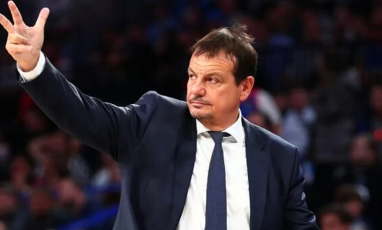 Ergin Ataman, Fenerbahçe'den özür diledi 1 Panathinaikos Antrenörü Ergin Ataman, yaptığı hareketten dolayı Fenerbahçe camiasından özür diledi.