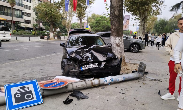 Kadıköy'de otomobil aydınlatma direğine çarptı 1 kadikoy otomobil aydinlatma diregine carpti