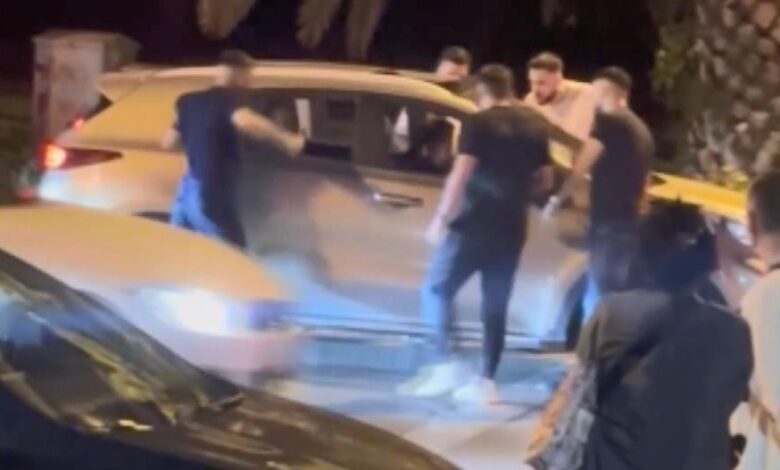Kadıköy'de yol kesip aracın içindekileri darbettiler 1 Kadıköy’de seyir halindeki aracın önünü kesen bir grup, otomobillerinden inerek durdurdukları araçtaki 3 kişiyi yumruklarla darbetti.