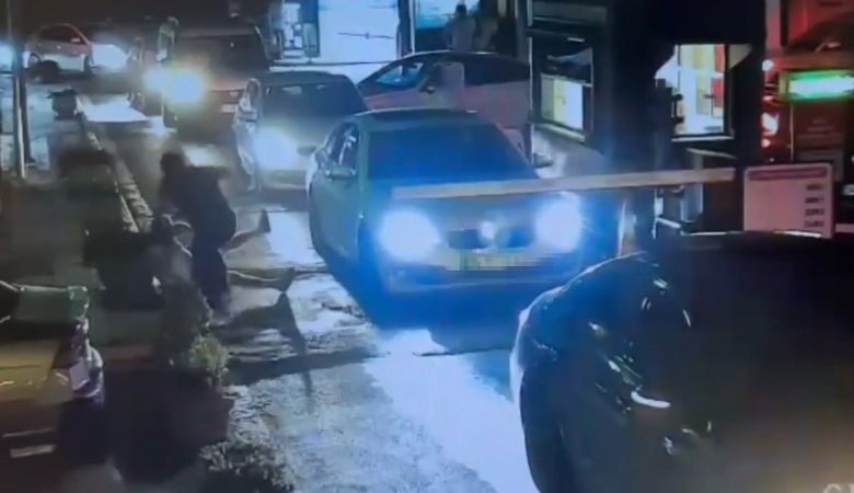 Kadıköy'de Yargıtay Cumhuriyet Savcısı Necip Cem İşçimen’e yumruklu saldırı 1 Yargıtay Cumhuriyet Savcısı Necip Cem İşçimen, otopark çıkışında arkasında bulunan sürücüyü uyarmak isterken yumruklu saldırıya uğradı.