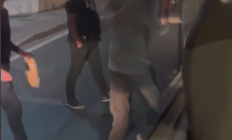 Kadıköy'de seyir halindeki İETT otobüsünün şoförü ile panelvan sürücüsü arasında kavga çıktı. Otobüs şoförü, polisi arayarak şikayetçi oldu.
