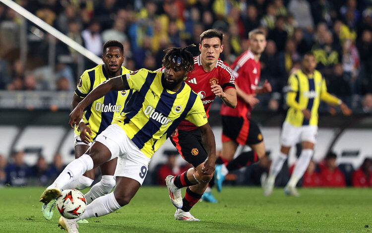 Fenerbahçe, UEFA Avrupa Ligi 3. hafta maçında İngiliz ekibi Manchester United ile 1-1 berabere kaldı.