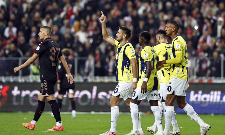 Fenerbahçe, Samsun'da 2 puan bıraktı 1 Fenerbahçe, Süper Lig'in 9.haftasında deplasmanda Samsunspor ile 2-2 berabere kaldı.
