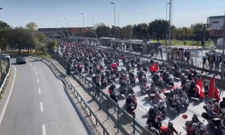 Kadıköy’de motosikletlilerden Cumhuriyet Bayramı korteji 1 Cumhuriyet Bayramı kapsamında Kadıköy’de Türkiye Motosiklet Platformu tarafından düzenlenen motosiklet korteji büyük ilgi gördü.