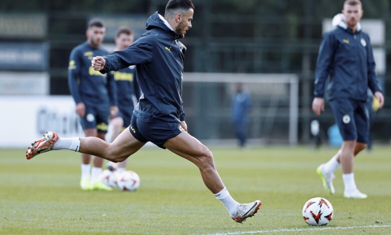 UEFA Avrupa Ligi'nde AZ Alkmaar deplasmanı öncesi hazırlıklara başlayan Fenerbahçe, yoğun bir idman programıyla çalışmalarını sürdürüyor.