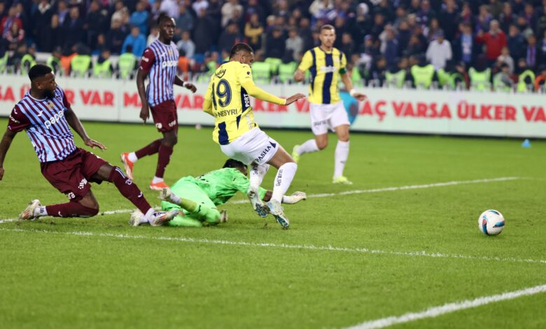 Fenerbahçe deplasmanda güldü 1 Fenerbahçe son dakikaları nefesleri kesen mücadelede Trabzonspor'u 3-2 mağlup etti.