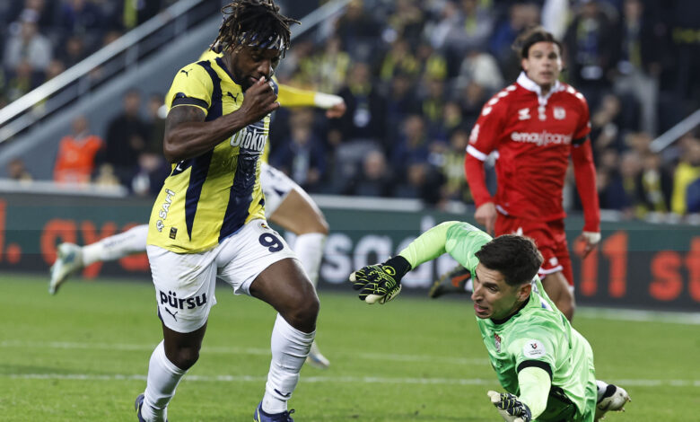 Fenerbahçe milli araya moralli girdi 1 Fenerbahçe, Trendyol Süper Lig’de Sivasspor’u 4-0 yenerek üst üste üçüncü galibiyetini aldı ve milli ara öncesi puanını 26’ya çıkardı.