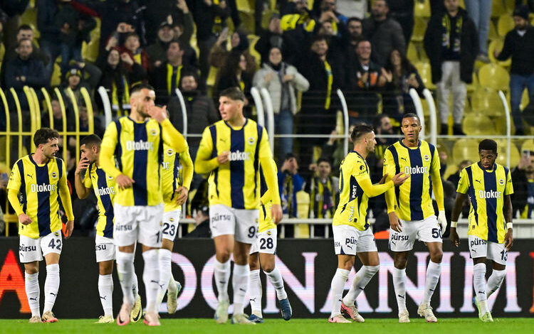Fenerbahçe, Zenit’i 2-1 mağlup etti 1 Fenerbahçe, hazırlık maçında Zenit’i 2-1 mağlup etti. Cenk Tosun ve Levent Mercan, Fenerbahçe formasıyla ilk gollerini kaydetti.