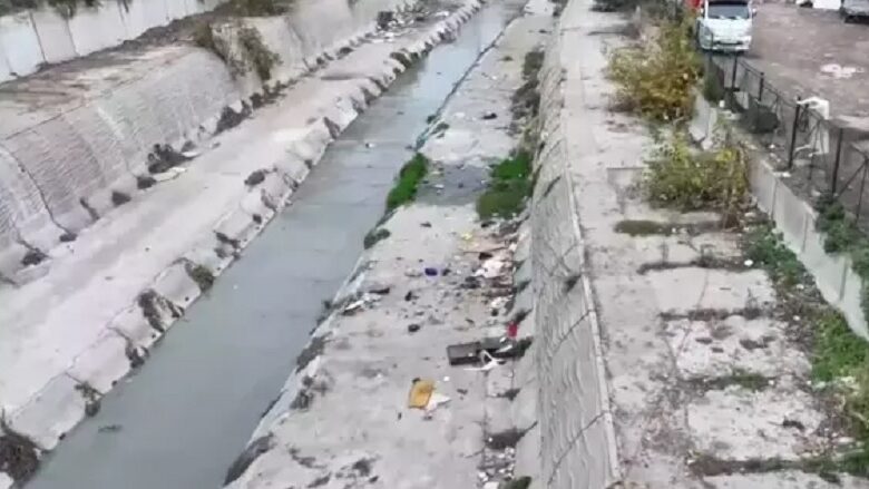 Ganj Nehri değil Kadıköy 1 İstanbul'un Kadıköy ilçesinde, denize dökülen bir derenin görüntüsü, Ganj Nehri'ni andırarak çevre kirliliği konusunda endişeleri artırdı.