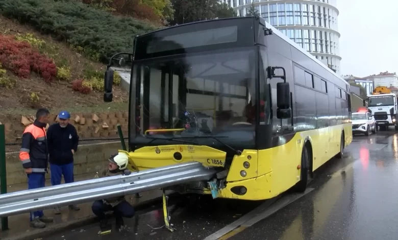 Kadıköy’de İETT otobüsü bariyerlere çarptı 1 Kadıköy Acıbadem'de durağa yanaşan İETT otobüsü, sürücünün kontrolü kaybetmesi sonucu bariyerlere çarptı.