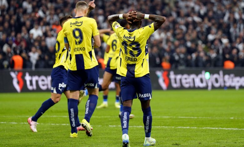 Fenerbahçe sezonun ilk yarısında geçen yılın gerisinde kaldı 1 Süper Lig'in ilk yarısını 36 puanla tamamlayan Fenerbahçe, geçen sezonun aynı dönemine göre 7 puan daha az topladı.
