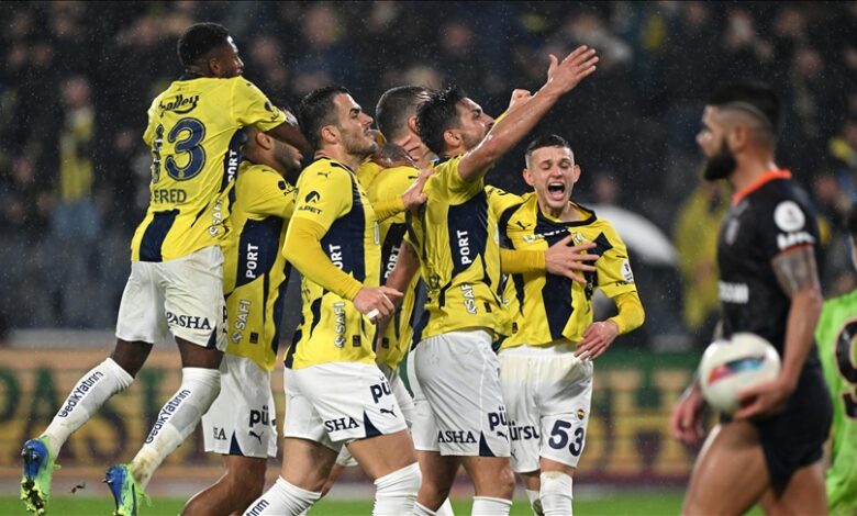 Fenerbahçe zirve takibini sürdürdü 1 Fenerbahçe, Trendyol Süper Lig'in 16. haftasında konuk ettiği RAMS Başakşehir’i 3-1 mağlup etti.