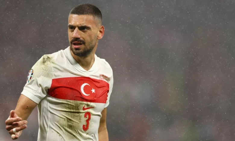 Fenerbahçe’de Merih Demiral transferi zora girdi! 1 Fenerbahçe, Merih Demiral’ı kadrosuna katmak istiyor. Ancak milli oyuncunun aldığı yıllık 10 milyon euro maaş, transferi yaz dönemine erteledi.
