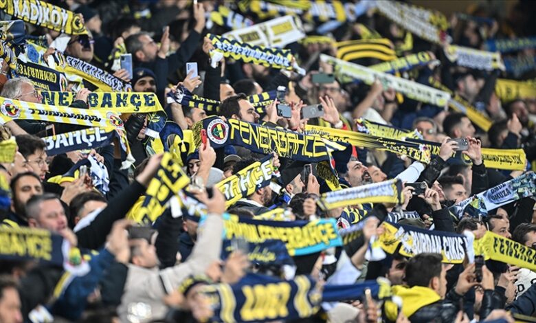 Fenerbahçe'den tehditkar taraftara sert yaptırım 1 Fenerbahçe, kulübü tehdit eden bir taraftarın kombine biletini iptal ettiğini ve savcılığa suç duyurusunda bulunduğunu açıkladı.