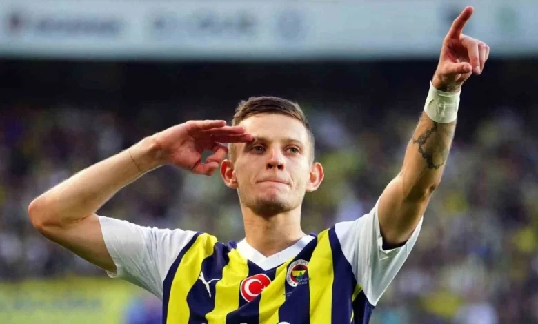 Fiorentina, Fenerbahçe'nin yıldızı Sebastian Szymanski'yi transfer etmek için Sofyan Amrabat'ın bonservisini teklif etti.