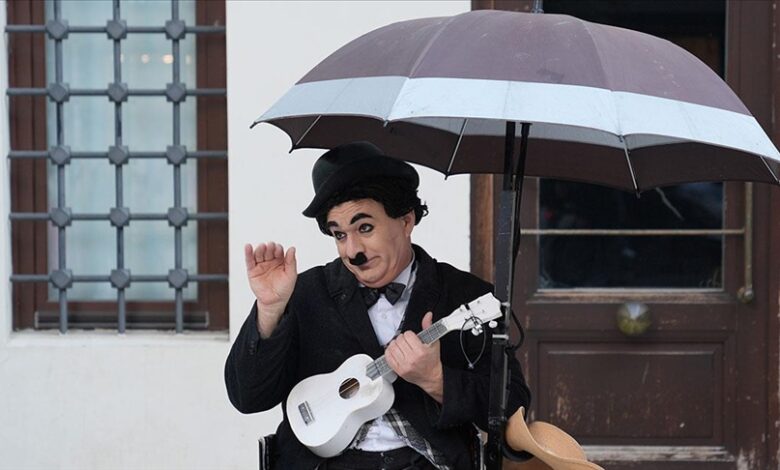 Kadıköy sokaklarında Şarlo Rüzgarı 1 Mustafa Güneyli, Kadıköy sokaklarında canlandırdığı Charlie Chaplin’in “Şarlo” karakteriyle dikkat çekiyor.
