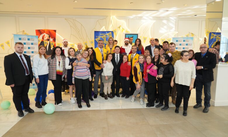 Kadıköy Belediyesi ve Ahenk Lions Kulübü iş birliğiyle düzenlenen "Yeni Yıla Merhaba Partisi"nde engelli bireyler unutulmaz bir gün geçirdi.
