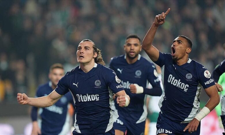 Fenerbahçe, Konyaspor deplasmanında zorlanmasına rağmen 3 puanı aldı 1 Trendyol Süper Lig'in 19. haftasında Fenerbahçe deplasmanda Konyaspor’u 3-2 mağlup etti