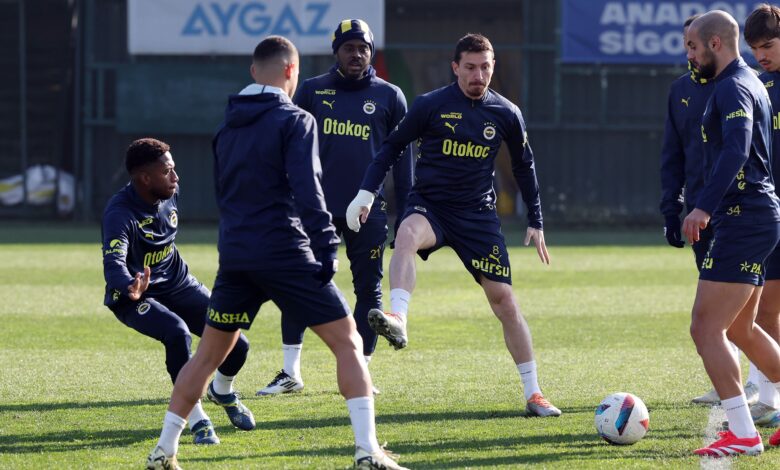 Fenerbahçe hazırlıklarını tamamladı. Adana’ya hareket eden Fenerbahçe’nin 22 kişilik kamp kadrosu belli oldu.