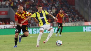 Fenerbahçe, Göztepe'yi ağırlıyor. Zirve takibindeki sarı-lacivertliler, taraftarının önünde galibiyet serisini sürdürmeyi hedefliyor.