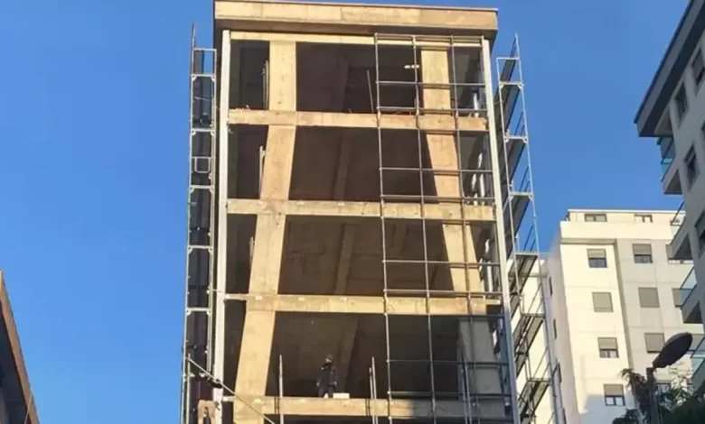 Kadıköy'de yapımı devam eden 8 katlı bir bina, dördüncü katından sonra yamuk şekilde yükselen kolonlarıyla tartışma konusu oldu.