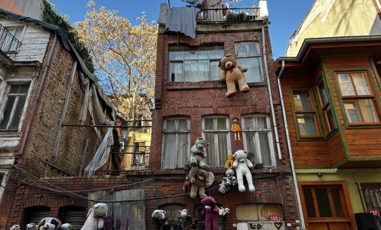 Kadıköy’ün ‘Oyuncaklı Ev’i Tarihe Karışıyor 1 Kadıköy Yeldeğirmeni’nde, dış cephesi oyuncaklarla süslenerek bir simge haline gelen “Oyuncaklı Ev”, Mayıs ayında yıkılacak.