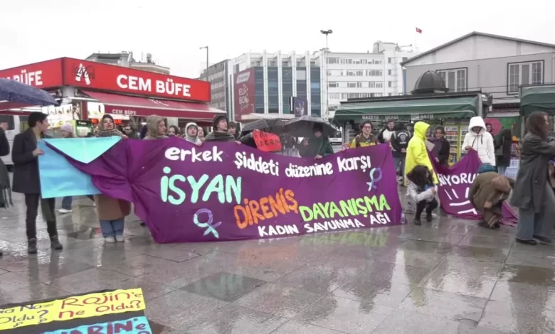 Kadınlar Kadıköy’de eylemde 1 Kadınlar, Kadıköy’de düzenlenen eylemde erkek şiddetine karşı dayanışma mesajı verdi.