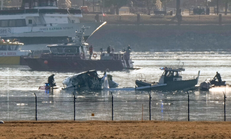 ABD'de nehirden cesetler çıkarıldı 1 ABD'nin başkenti Washington'da, American Airlines yolcu uçağı ile Sikorsky UH-60 Black Hawk askeri helikopterin çarpışarak Potomac Nehri'ne düşmesi sonucu hayatını kaybeden 67 kişiye ait cesetler sudan çıkarıldı.