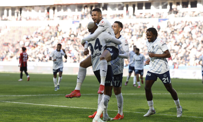 Fenerbahçe, Ziraat Türkiye Kupası B Grubu 3. hafta maçında Gaziantep FK’yı 4-1 mağlup ederek çeyrek finale yükseldi.