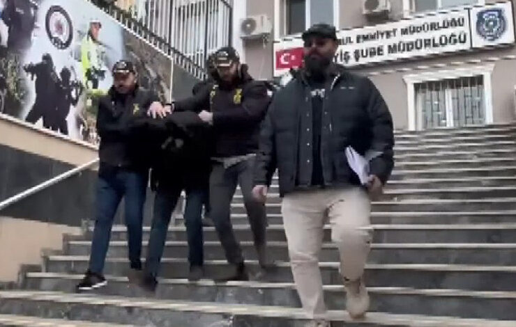 Kadıköy’de bir iş yerini 24 saat içinde iki kez kurşunlayan 3 şüpheli, polis ekiplerinin titiz takibiyle yakalandı.