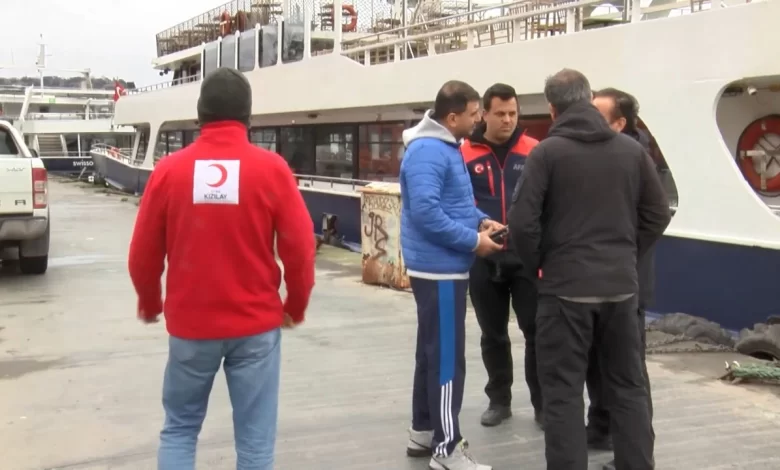 Kadıköy sahilinde denizden çıkarılan erkek cesedinin, Sarıyer Aşiyan sahilinde denize düşerek kaybolan Velat Can’a ait olabileceği değerlendiriliyor.