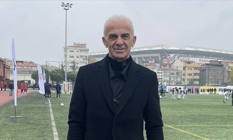 Beyin damarına pıhtı atan Fenerbahçeli eski milli futbolcu Oğuz Çetin yoğun bakıma alındı. TFF, İstanbulspor ve Fenerbahçe'den açıkma geldi.