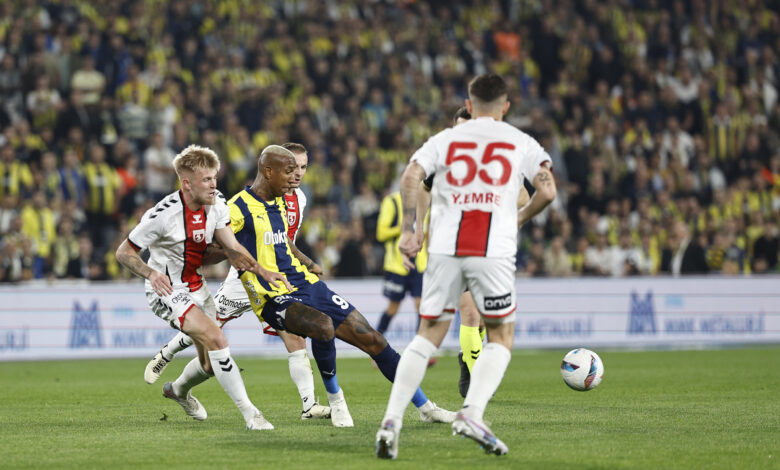 Fenerbahçe, Süper Lig'in 28. haftasında Samsunspor ile 0-0 berabere kalarak zirve yarışında kritik 2 puan kaybetti.