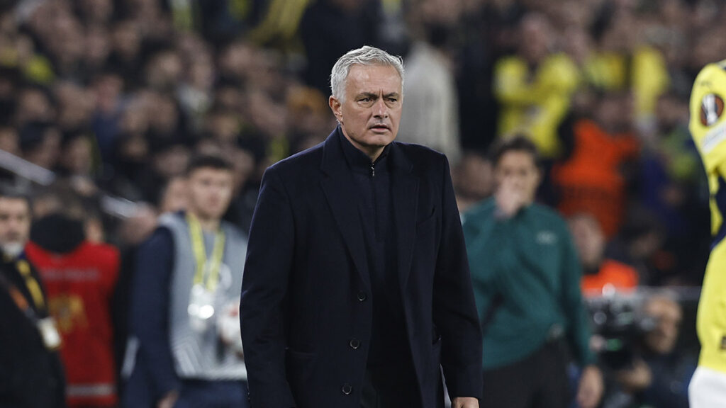 İngiltere Premier Lig'de 16. sıraya kadar düşen Manchester United'da teknik direktörlük için ilk aday Fenerbahçeli Jose Mourinho