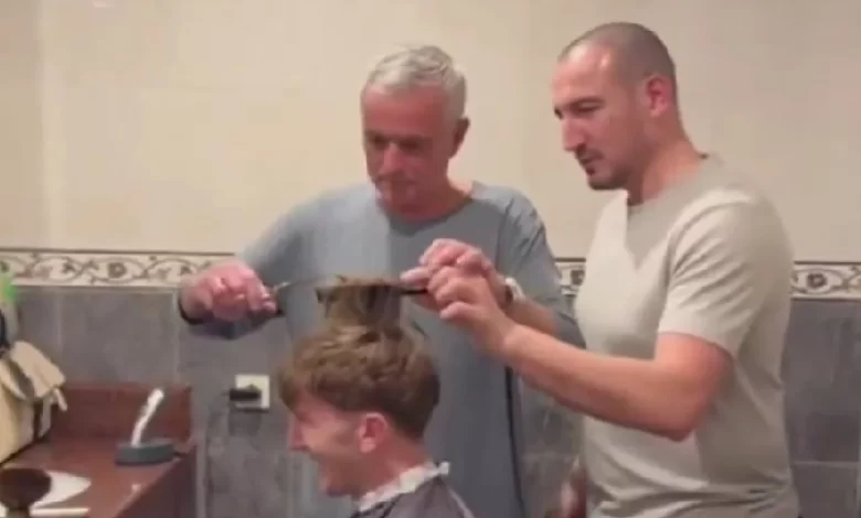 Fenerbahçe Teknik Direktörü Jose Mourinho, Burak Kapacak’ı tıraş etti. 25 yaşındaki futbolcu, bu anları sosyal medya hesabından paylaştı.